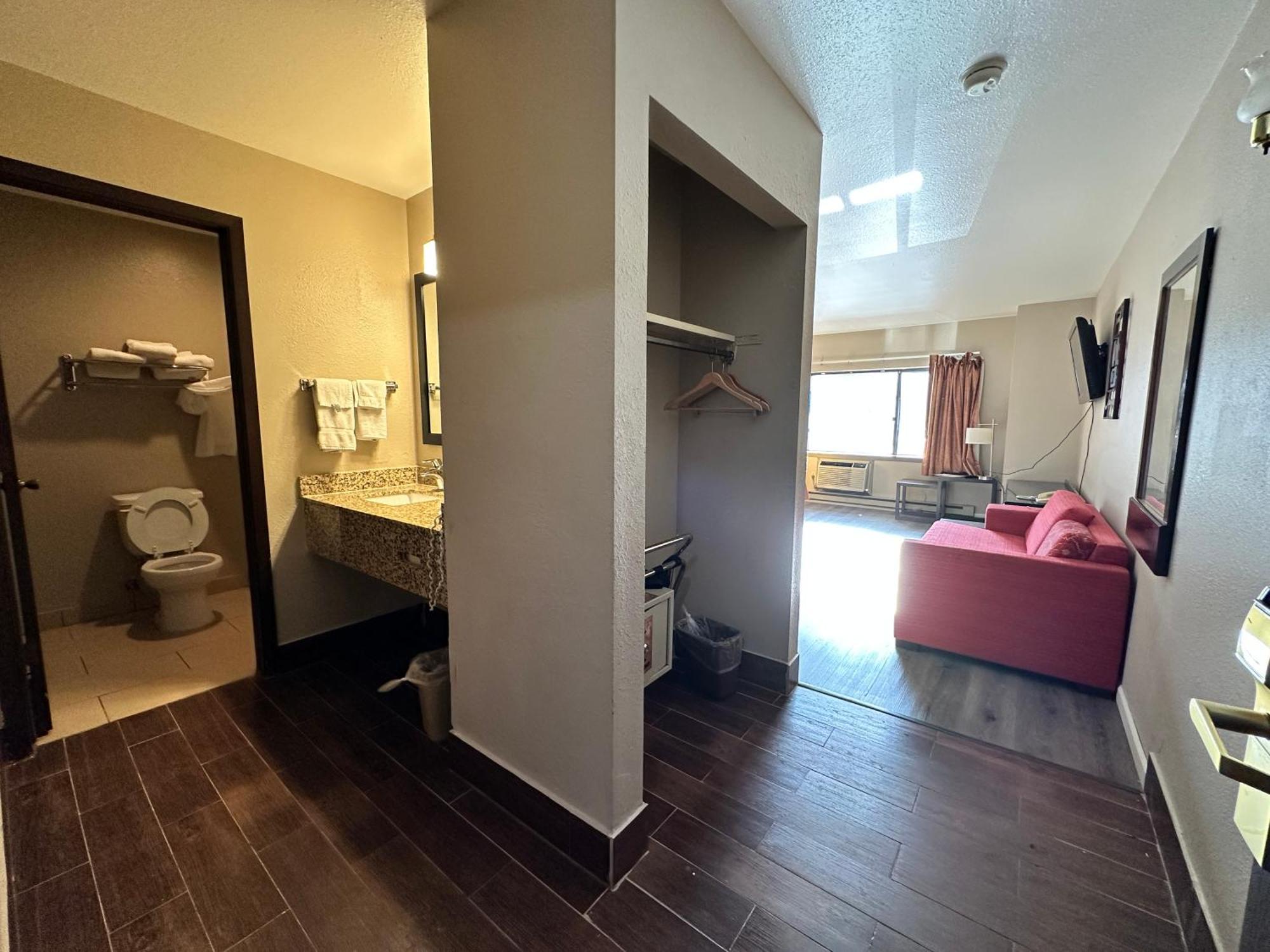 Rodeway Inn & Suites Madison East Εξωτερικό φωτογραφία