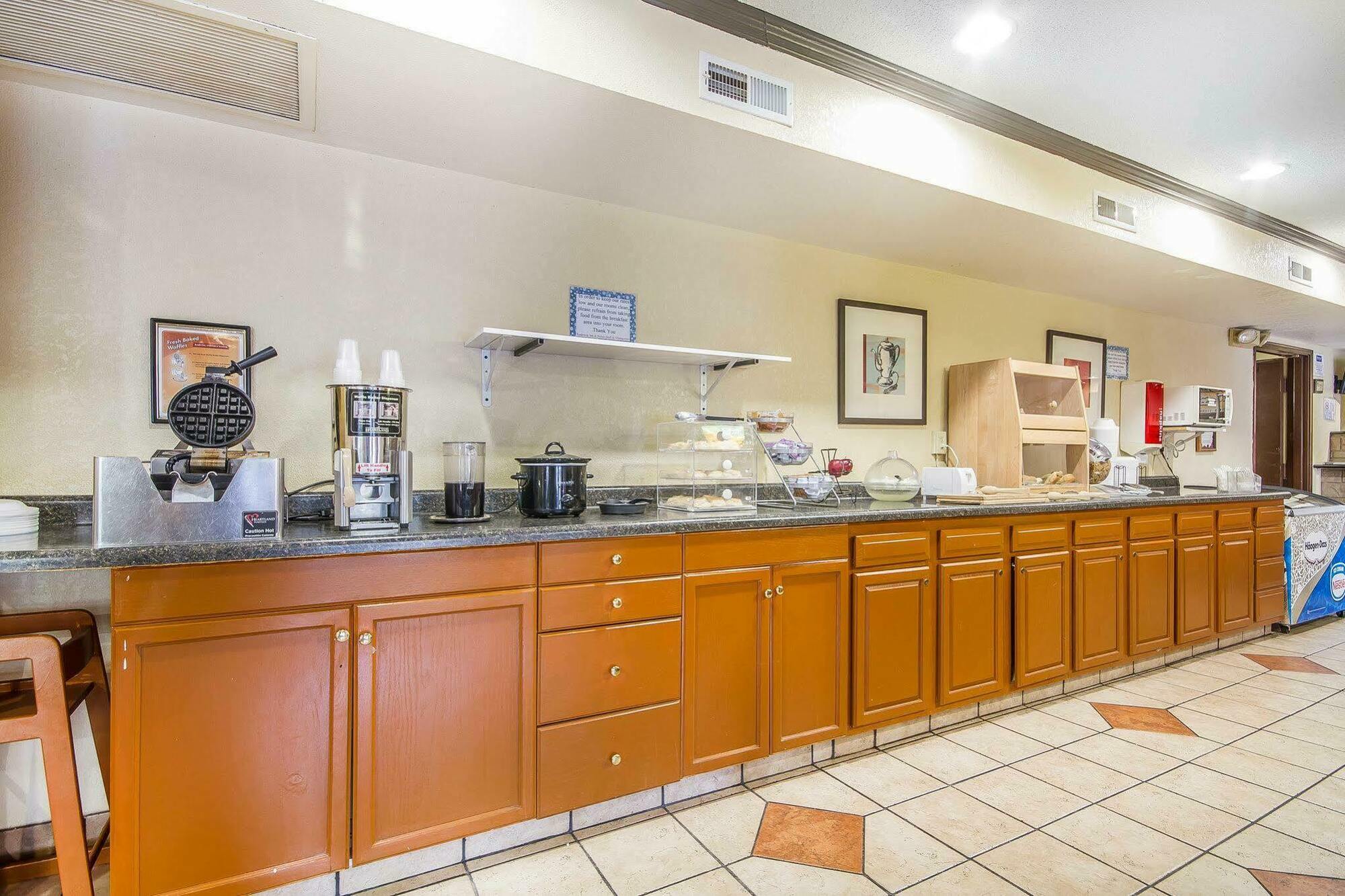 Rodeway Inn & Suites Madison East Εξωτερικό φωτογραφία